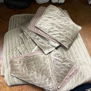 Comfy Grey Blanket with Matching Pillowcases